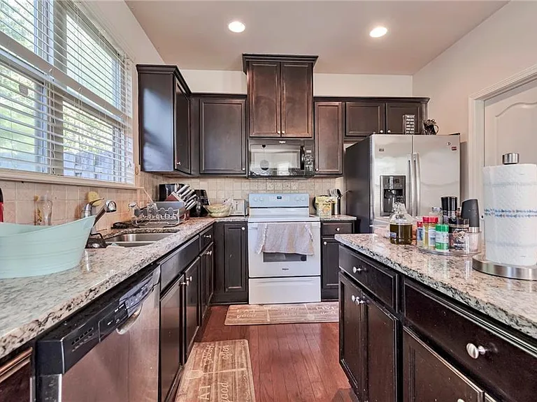 566 Jody Pl — Photo 17