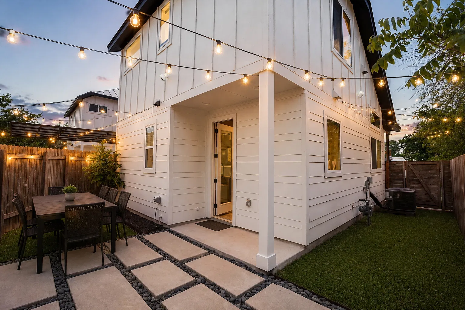 1123 Omega Ave — Photo 2