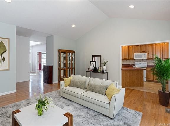 4th image of 35 Waterbury Ct
