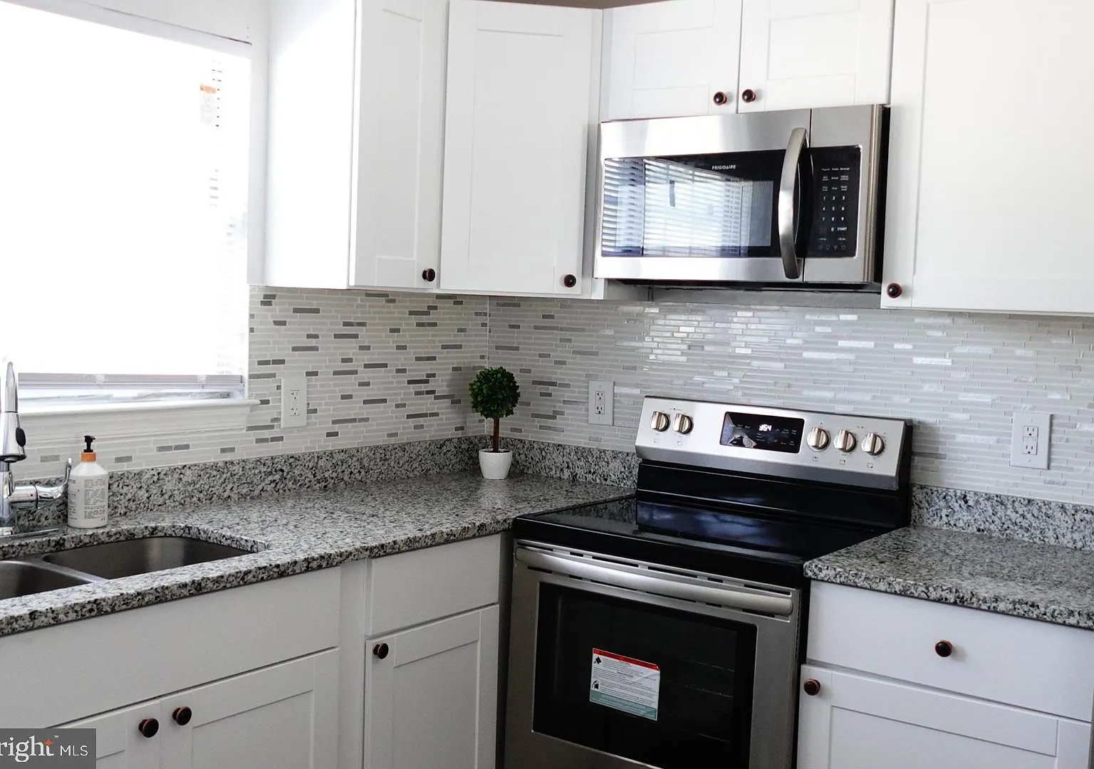 3 bed, 2.5 bath, 1200 sqft, $2,650 — Photo 2
