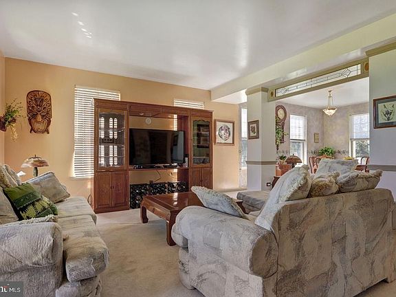 4th image of 661 White Oak Ln