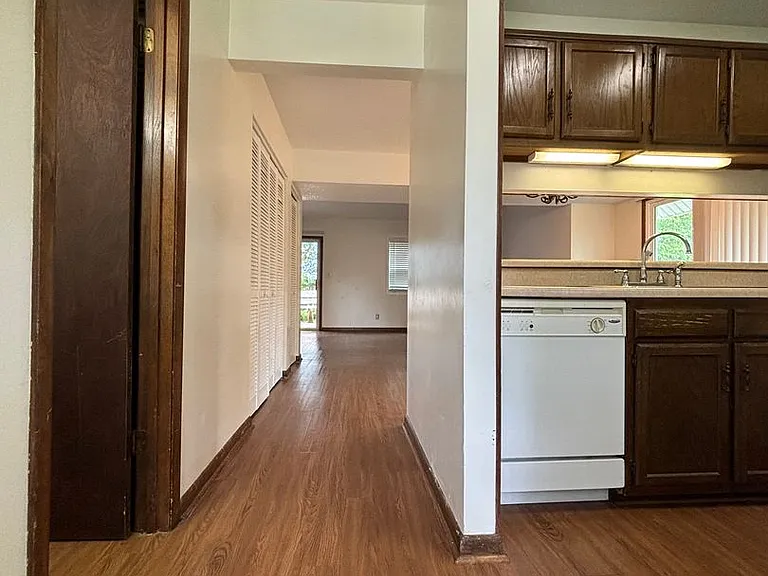 124 E Saltwood Pl — Photo 3
