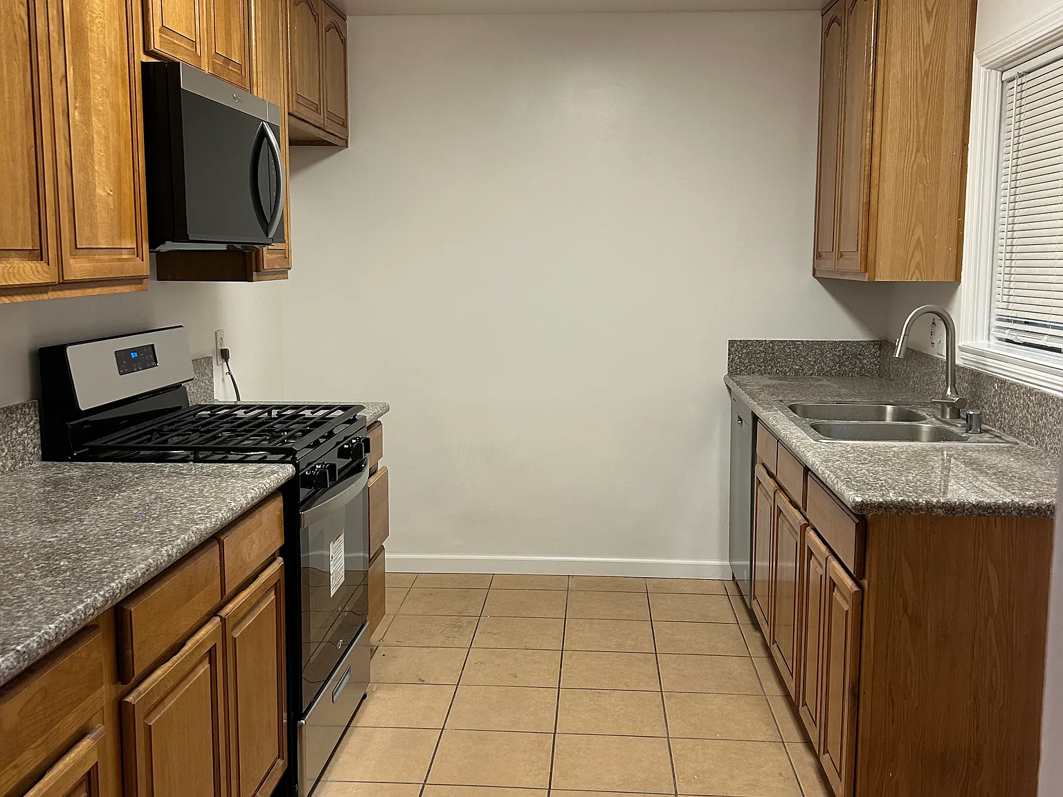 3 bed, 1290 sqft, $3,300 — Photo 2