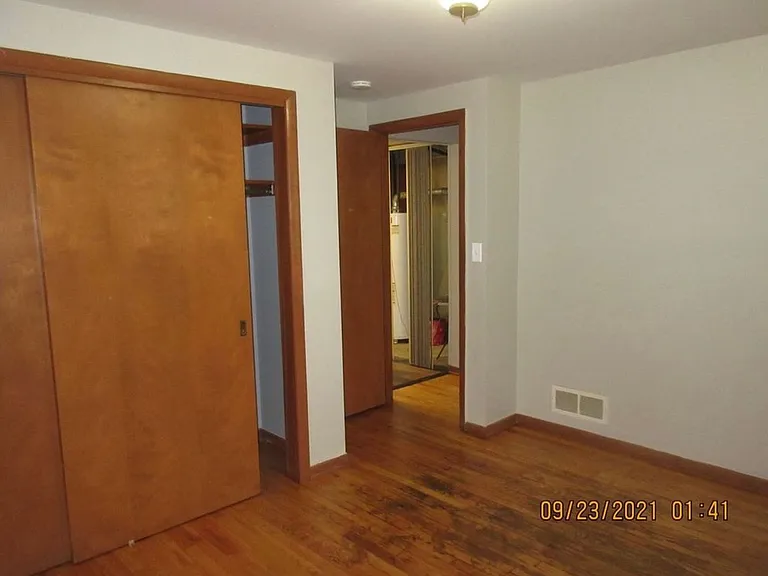 1651-1655 Diamond NE — Photo 8