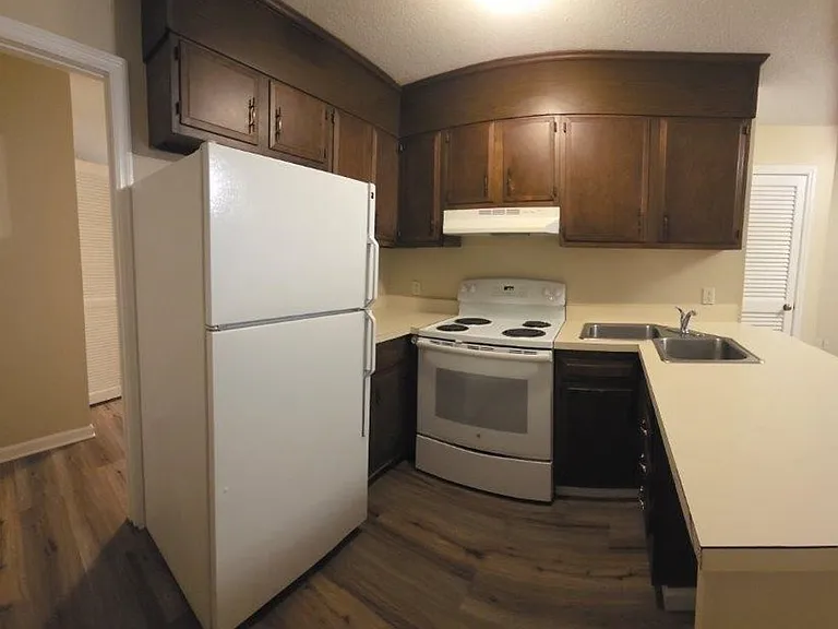 200 S Linwood Ave — Photo 4