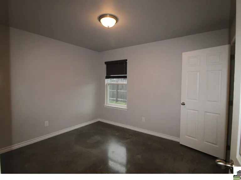 300 Lowes Blvd #B — Photo 21