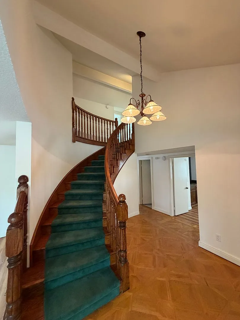 Large 5 bedroom, 2.5 bath home with RV parking — Photo 3