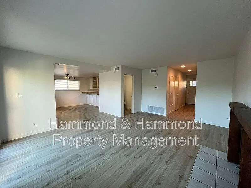 3 bed, 2.5 bath, 1711 sqft, $4,295 — Photo 4