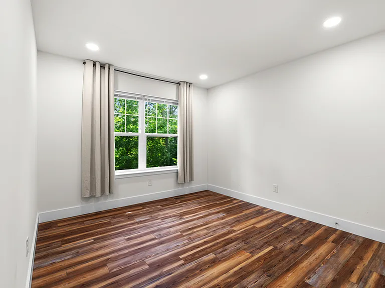 435 Hiscock St — Photo 21