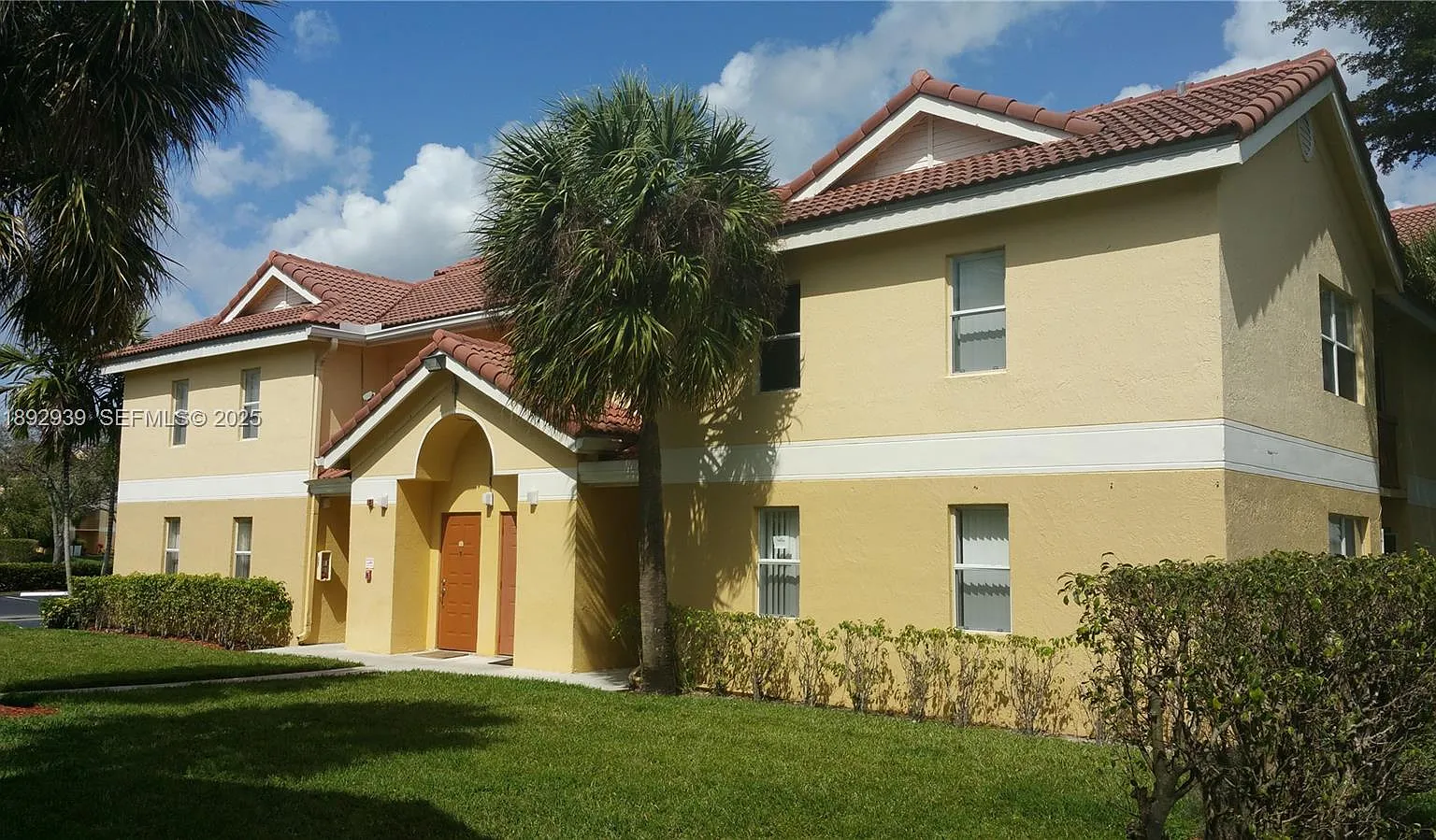3 bed, 1408 sqft, $2,395 — Photo 1