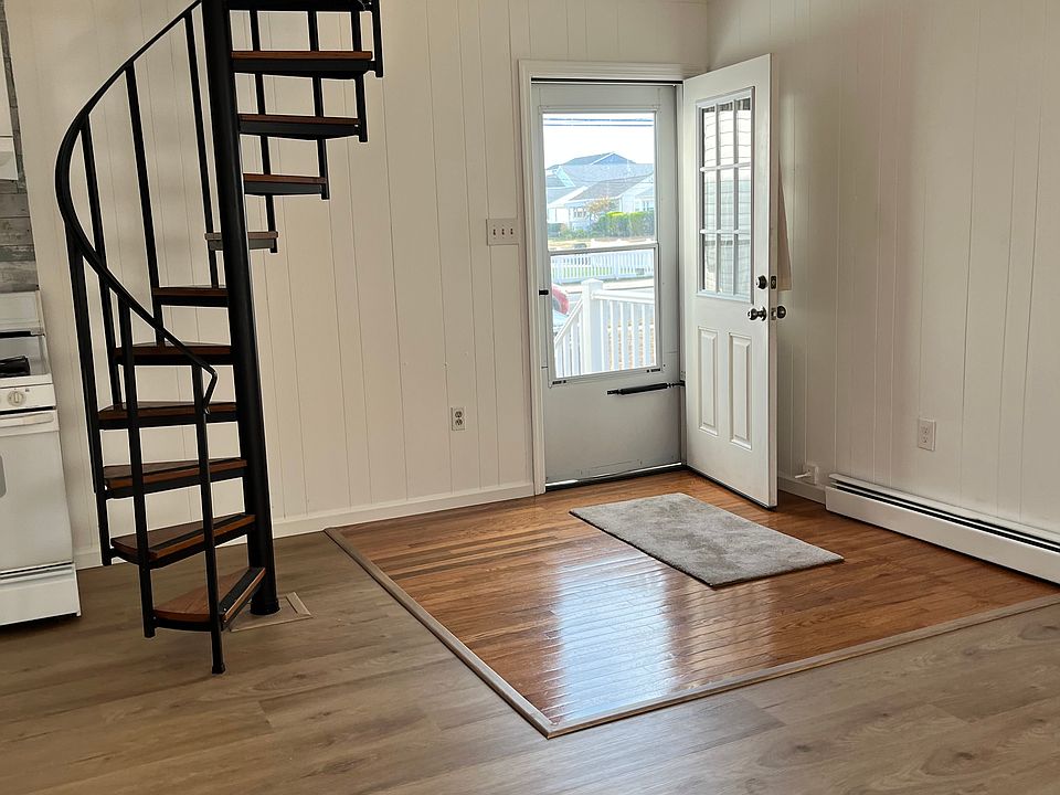 Front entrance off of driveway