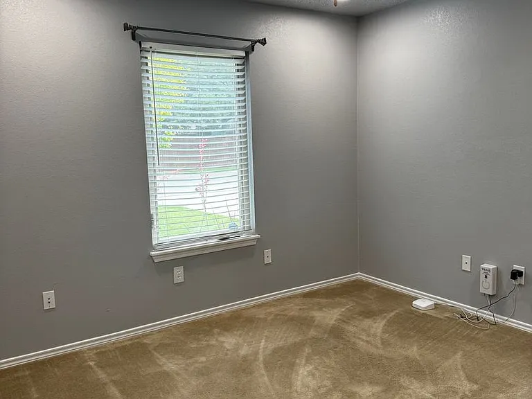 10008 York Ave — Photo 10
