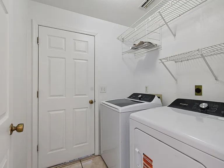 2324 NW 40th Pl — Photo 36