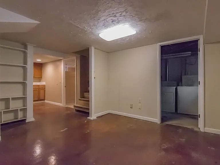 220 W Madison St — Photo 12