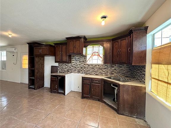 5th image of 6611 Roulette St