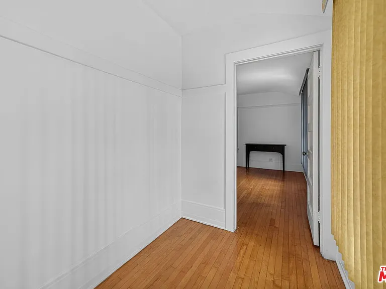 2215 W 21st St — Photo 32