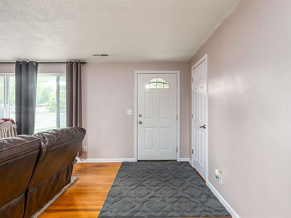 4th image of 215 Cottonwood Dr