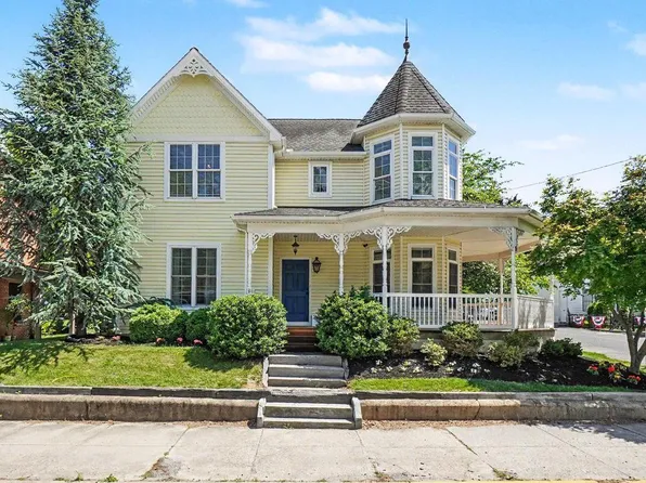 304 E Main St, Annville, PA 17003