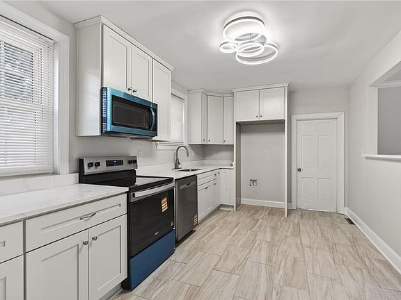 2nd image of 412 West Rd