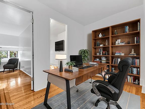 4th image of 26 Bethune St #3
