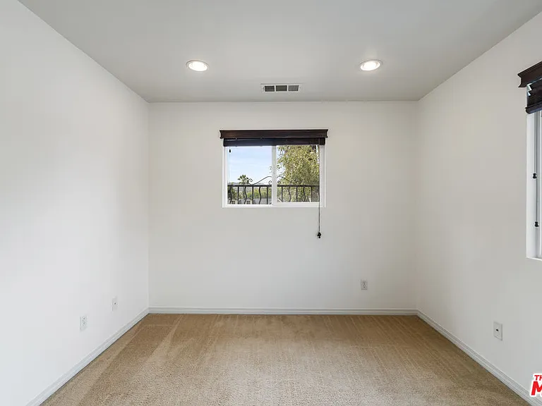 14321 Hortense St — Photo 33