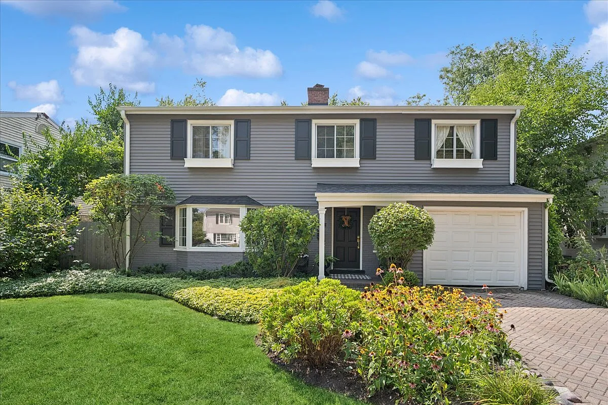 120 Riverside Dr photo 1