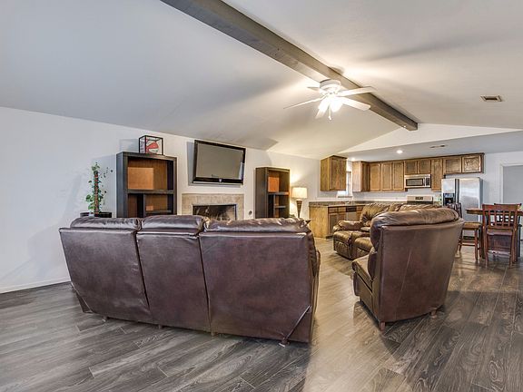 5th image of 824 Patricia Ln
