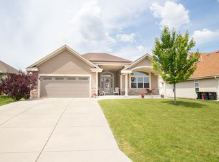 6115 S 39th St, Greenfield, WI 53221