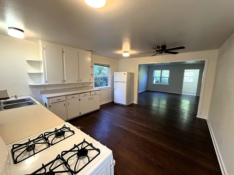 488 Sea Ave — Photo 9