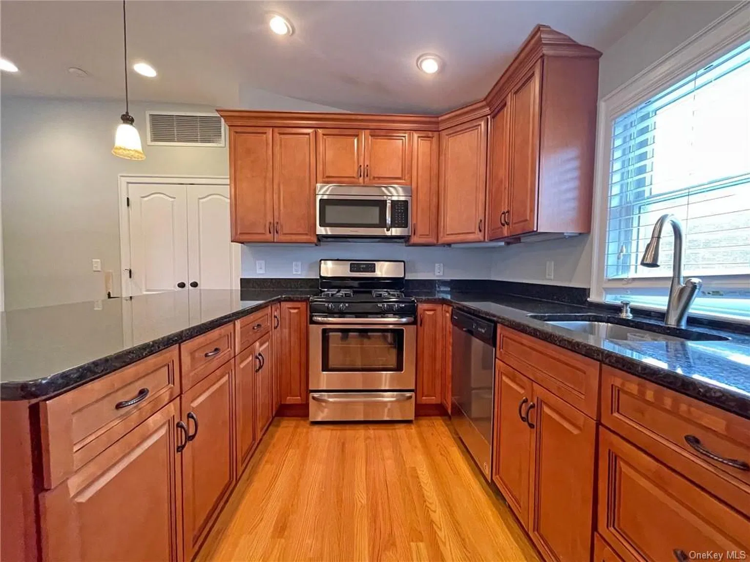 27 Fisher Ave — Photo 2