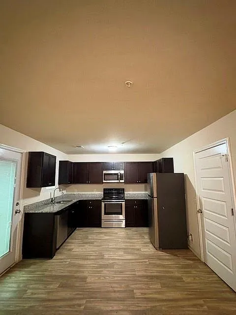 3 bed, 2.5 bath, 1468 sqft, $1,800 — Photo 3