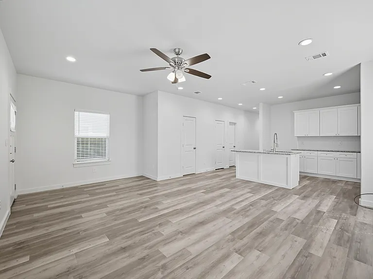 422 N Elliott St — Photo 6