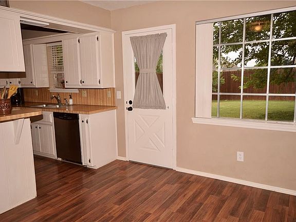 4th image of 128 S Morgan Dr