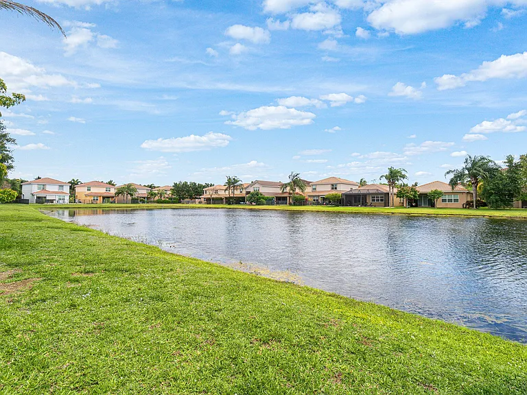 8300 Calabria Lakes Dr — Photo 46