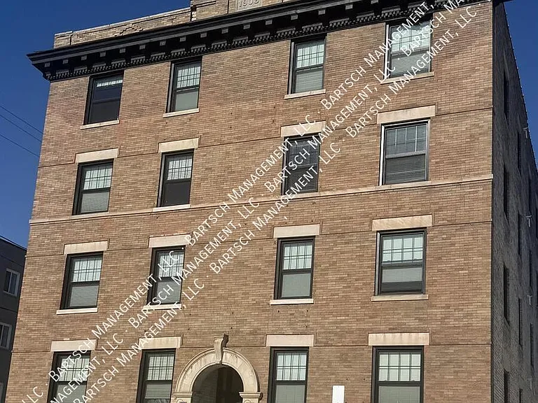 2314 W Wells St — Photo 1