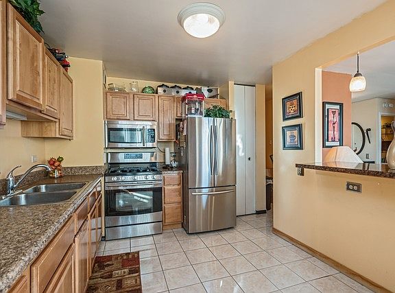 4th image of 4800 S Lake Park Ave APT 2402
