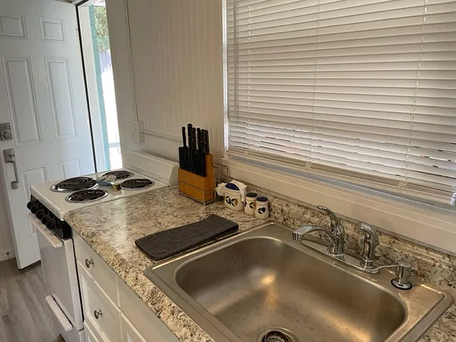 16 Palm Dr — Photo 3