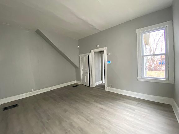 4th image of 1727 Edison Ave