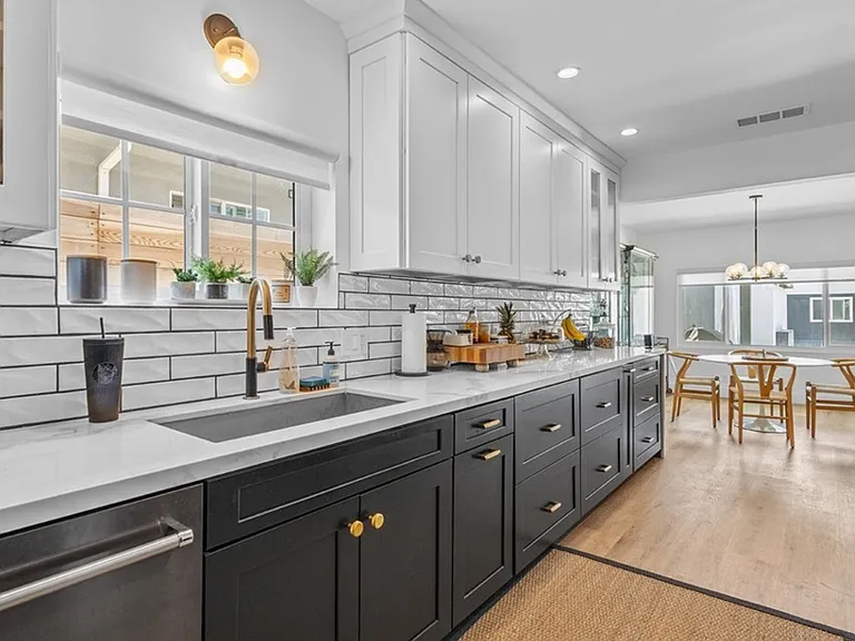 334 W Valencia Ave — Photo 27
