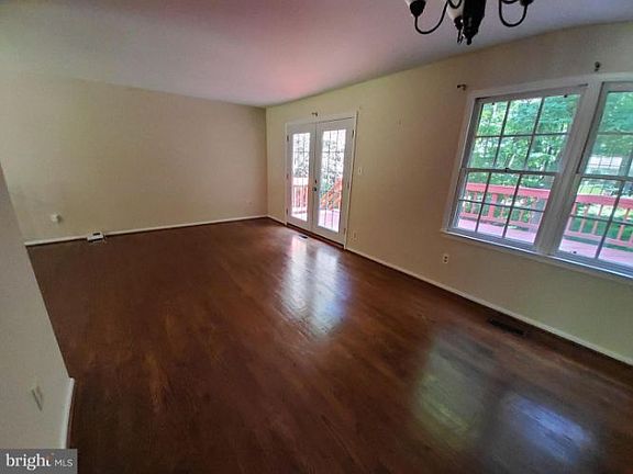 4th image of 1123 Edward Dr