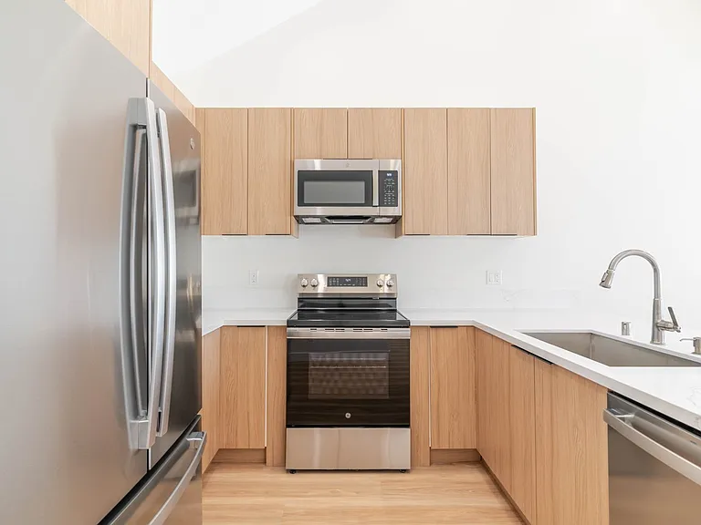 7570 Chaminade Ave — Photo 8