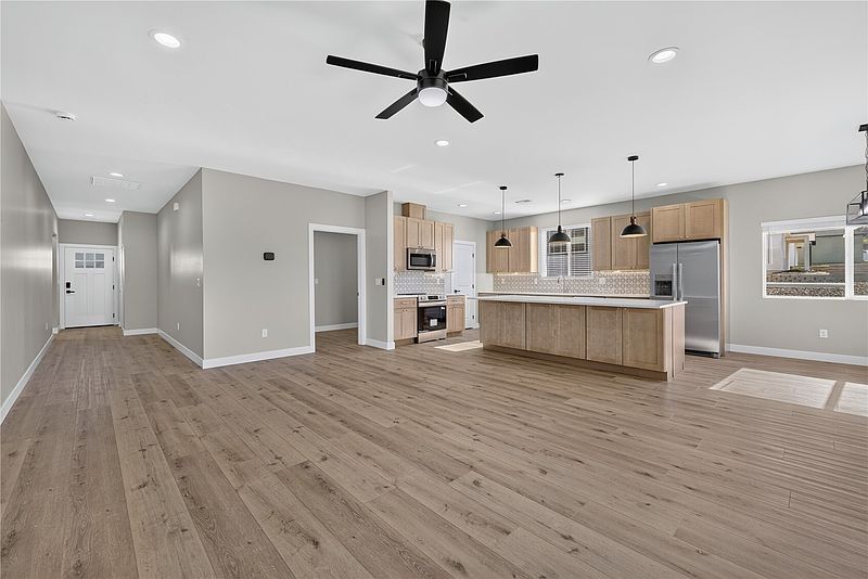 4th image of 305 Hogan Street