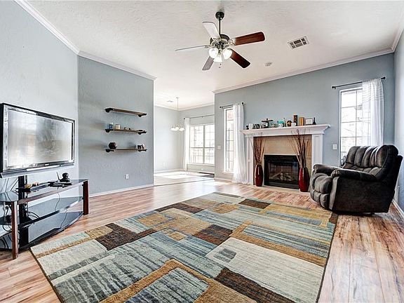 5th image of 604 SW 163rd St