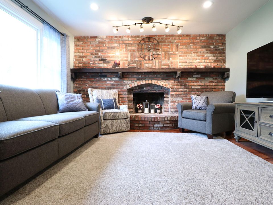 Front Living room. Hardwood Floors
