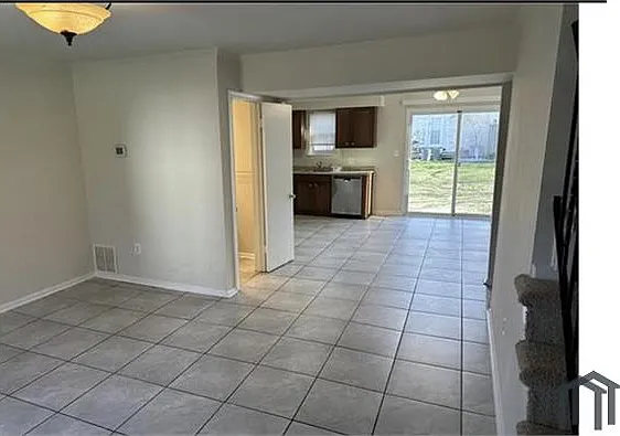 4 bed, $2,900 — Photo 2