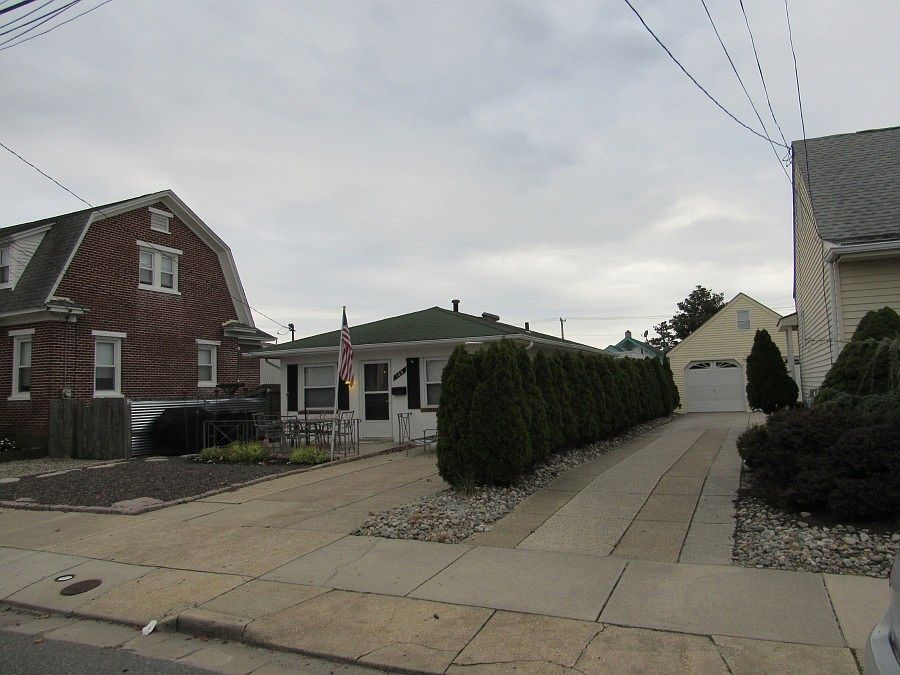 2nd image of 106 E Wisteria Rd