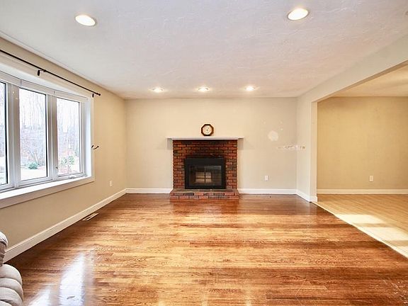 4th image of 25 Old Colony Dr