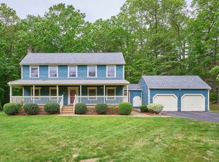 127 Paradise Ln, Sturbridge, MA 01518