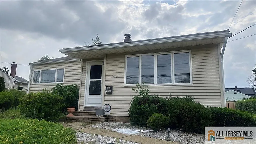 3 bed, 1.5 bath, 936 sqft, $3,000 — Photo 1