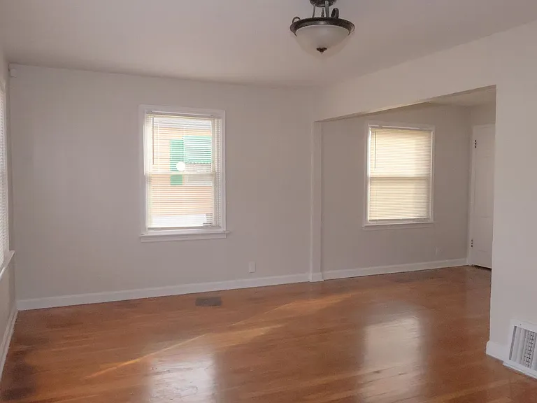 10131 Cabot Dr — Photo 2